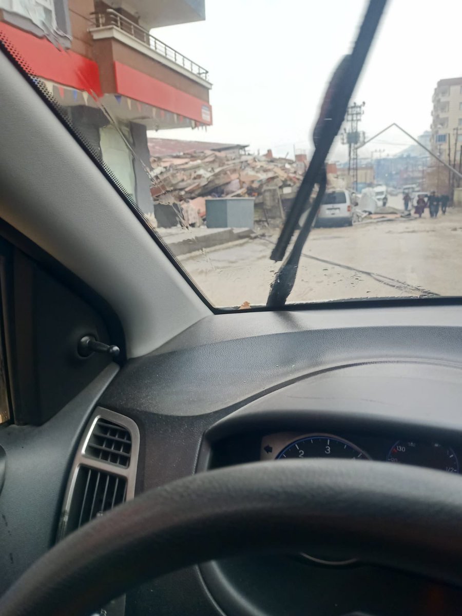 G.antep İslahiye de olan akrabalarımızdan haber alamıyoruz Ses gelmediği için arama durduruldu Derviş paşa mah. altıparmak apt 3ü çocuk en az 7 kişi hala göçük altında. Umudumuz var. Lütfen <a href="/ahbap/">Ahbap</a> <a href="/haluklevent/">Haluk Levent ( Ahbap Ekibi )</a> <a href="/Haydi_Ahbap/">Haydi Ahbap</a> <a href="/Ahbap_Gaziantep/">Ahbap Gaziantep</a> <a href="/ProfDemirtas/">Özgür Demirtaş</a> #deprem #islahiye #YARDIM