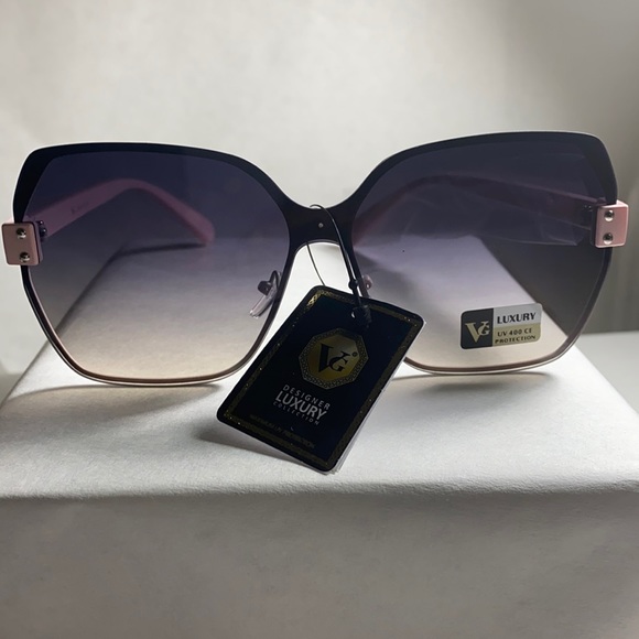 pattycpla's tweet photo. So good I had to share! Check out all the items I'm loving on @Poshmarkapp from @GinaGoodson #poshmark #fashion #style #shopmycloset #carmenmarcvalvo #swiggles: https://t.co/3BSTcDFPrA https://t.co/ciAzGWBKMw