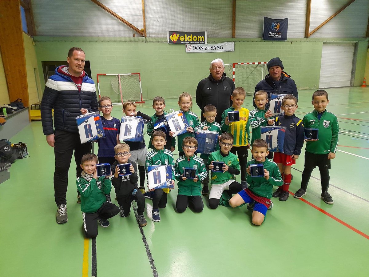 Suite au concours de Pronostics de la coupe du monde du monde que nous avons organisé en partenariat avec le bar-commerce La Cigale, des lots (maillots de l'equipe de France notamment) ont été remis aux premiers de chaque catégorie (hommes, femmes et enfants) 
#FiersdetreBleus