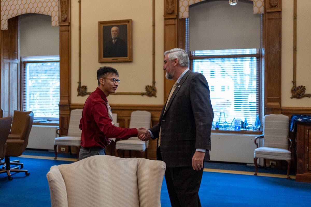 westcentralcte's tweet image. Today members of our Student Leadership met with @GovHolcomb to talk about their experiences in CTE programs. Gov. Holcomb welcomed us into his office and spent time learning about the career training, certifications, &amp;amp; college credits our students are earning in HS. #CTEMonth