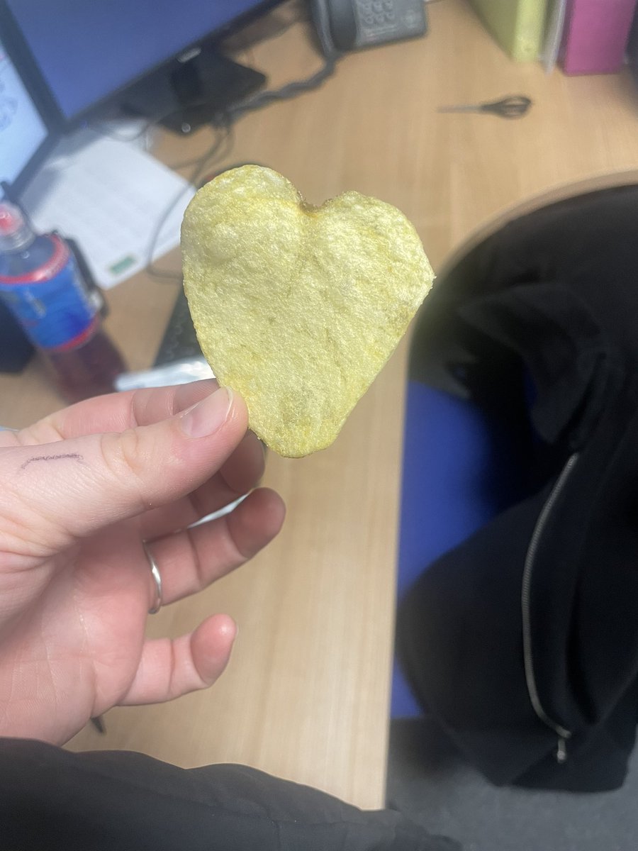 annabelleee112's tweet photo. @walkers_crisps #lovefromwalkers https://t.co/CqidcZr2nw
