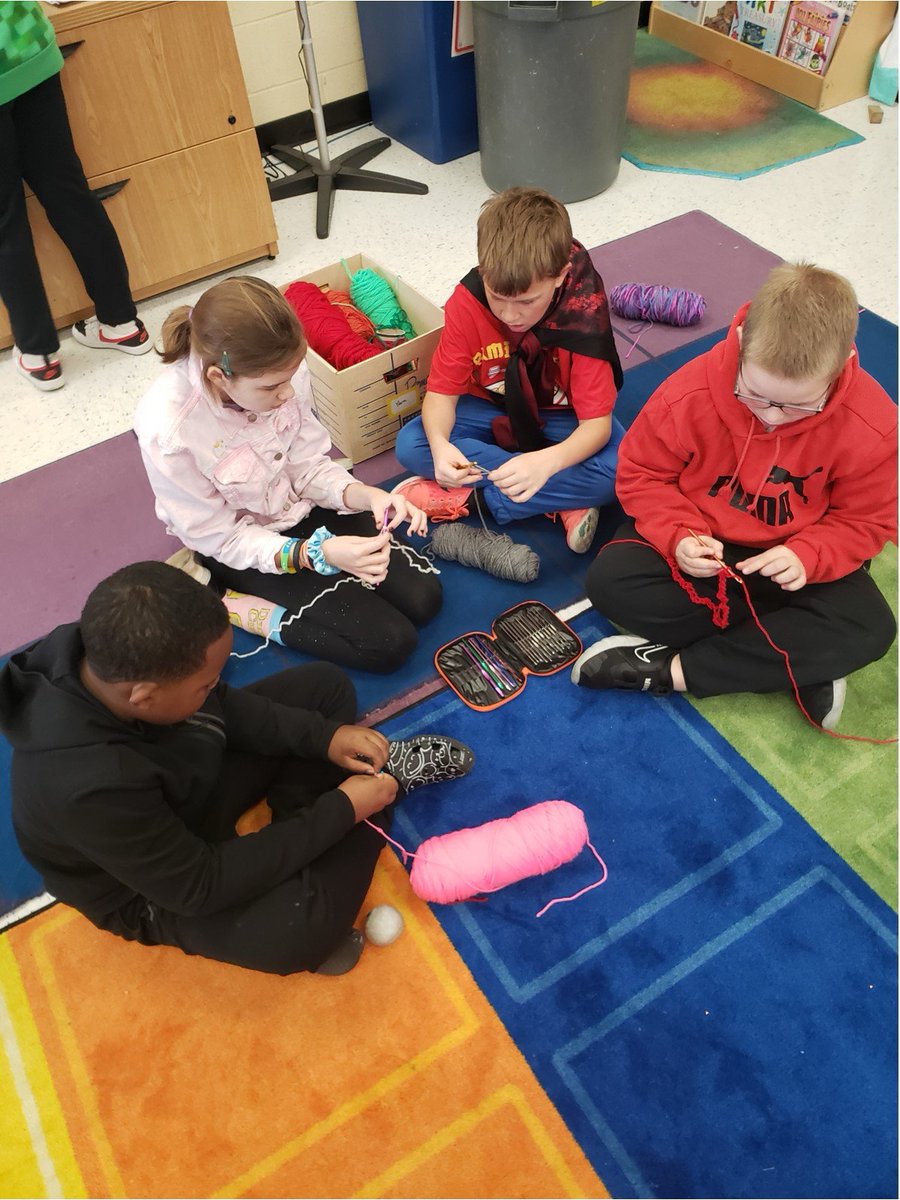 caldwellusd259's tweet photo. We love a master artist! We have classmates teaching each other how to crochet. Students can often be the best kind of teacher! #Caldwellusd259 #WPSproud #WPSfinearts #artroom #TAB #fiberstudio #crochet #elementaryart https://t.co/TOt9jcFv1O