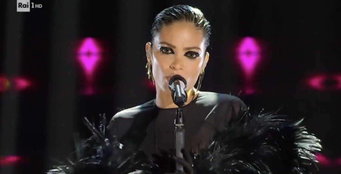 Look di <a href="/Elodiedipa/">Elodie</a> PAZZESCO! 💥 #Sanremo2023