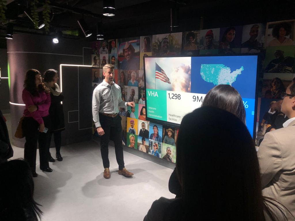 AgendaCAF's tweet photo. En @Microsoft los estudiantes pudieron...

👉Conocer iniciativas para apoyar las gestiones de los gobiernos en diferentes ámbitos.

👉Tener una experiencia inmersiva utilizando generative AI como #ChatGPT3 y luego un recorrido por el Digital Transformation Showcase. https://t.co/6MtyLhEvzu