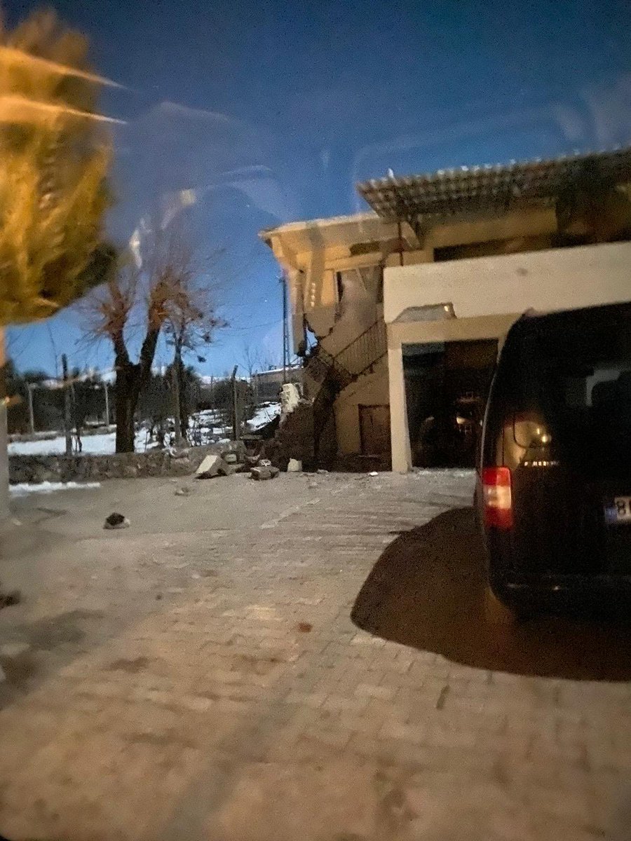 gulteeninal's tweet photo. Köye kendi imkanları ile gidenlerden aldığımız son görüntüler enkazlar çok fazla hiçbir ekip yok. Kayıplarımız çok. Lütfen ilk aciliyeti köylere verelim. 
Payamlıbağ köyü 
Karaağaç köyü 
Milyanlı köyü
Bozlar köyü 
Ördek dede köyü
#pazarcıkdeprem https://t.co/jW1fgdbJLX