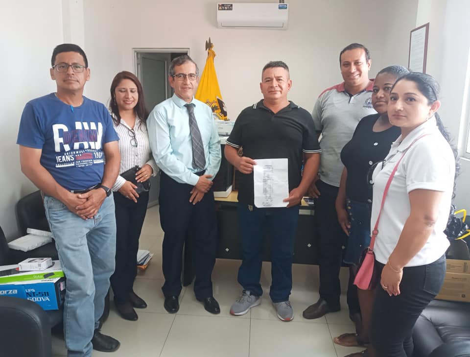 GayborGonzaga's tweet photo. Hoy, recibimos a las Autoridades del CB Alejandro Castro y Comité de Padres de Familia, quienes realizaron entrega de equipos informáticos a la IE, los mismos que serán un insumo en la formación de sus hijos. Saludamos la gestión y el apoyo de los Padres de Familia @mariabrownp https://t.co/bAblSBJsg8