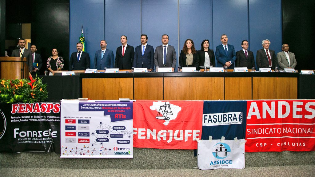 Hoje pela manhã reabrimos a Mesa de Negociação Permanente com os servidores públicos federais.
Uma promessa do presidente @lulaoficial que tive o prazer de colocar em prática ao lado de outros 7 ministros... (1/3)