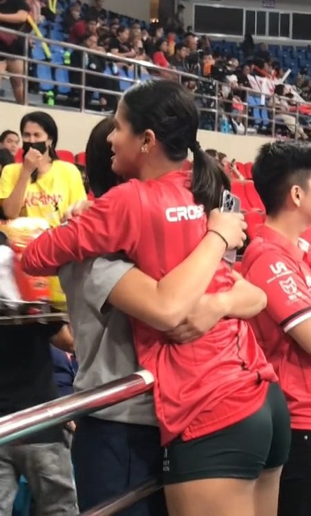 __kitkatss's tweet photo. a looooooong, tight hug 🫂

my wongpong heart 😭 https://t.co/hRl05WRbEv