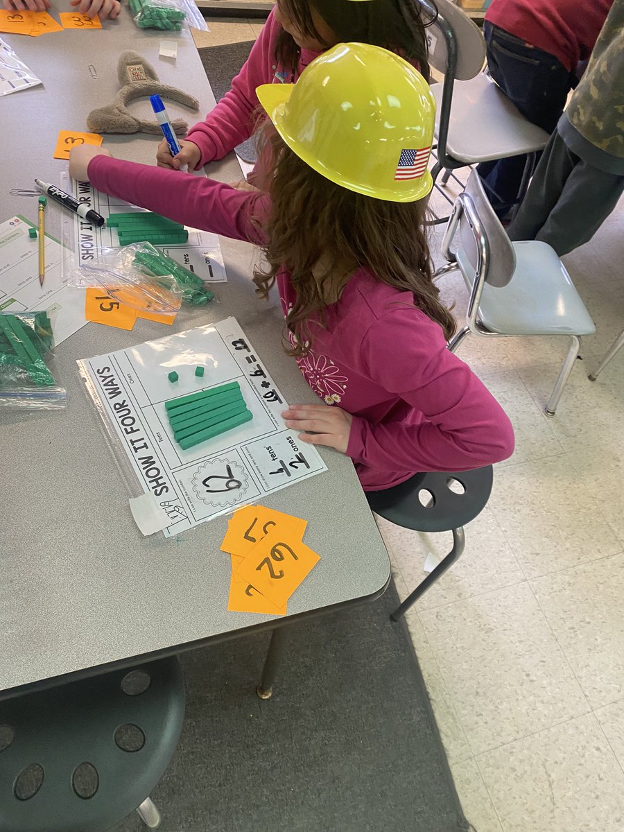 murphylps's tweet image. These 1st graders put in a good day on the construction site today building numbers with tens and ones.  #Math #firstgrade #buildmathminds #elementary #mathisfun