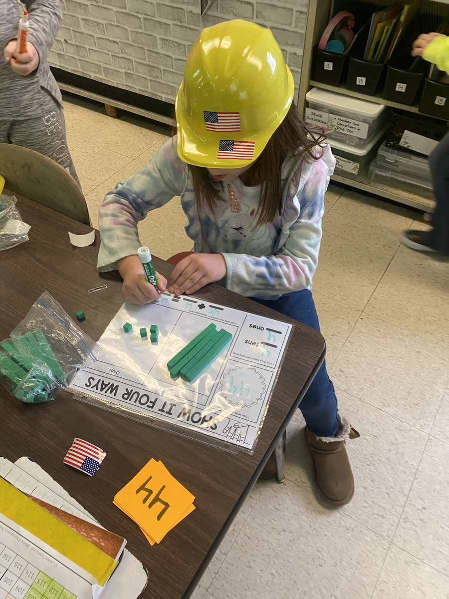 murphylps's tweet image. These 1st graders put in a good day on the construction site today building numbers with tens and ones.  #Math #firstgrade #buildmathminds #elementary #mathisfun