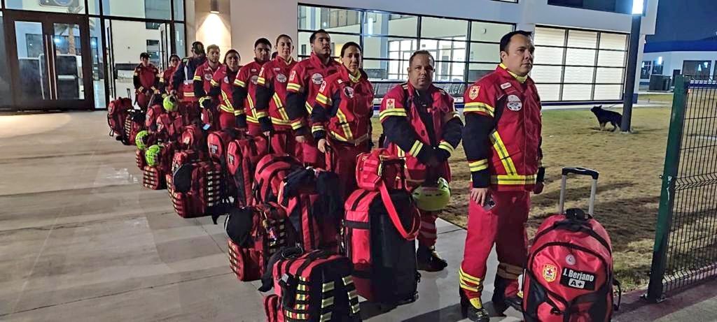 Codigo9noticia's tweet photo. Fuerza #mexicanos de gran corazón, hasta canino llevan ! 
Anoche, elementos de Cruz Roja Mexicana Sede Nacional equipo #Usar de búsqueda y rescate viajan en apoyo a #turquia
Mujeres y hombres listos para ayudar a quien más lo necesite en compañía de caninos especializados. https://t.co/vqlFWNfoBv