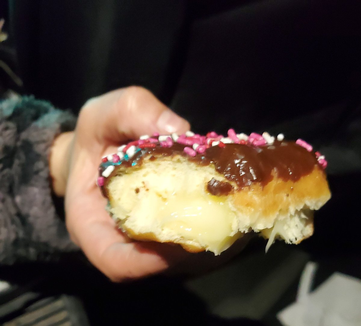 LadyMond66's tweet photo. @dunkindonuts My daughter loves the Brownie Batter Donuts but she got the wrong filling on the chocolate one 😥 She was pretty disappointed cause she doesn't like the vanilla one. https://t.co/G8blJDWUtW