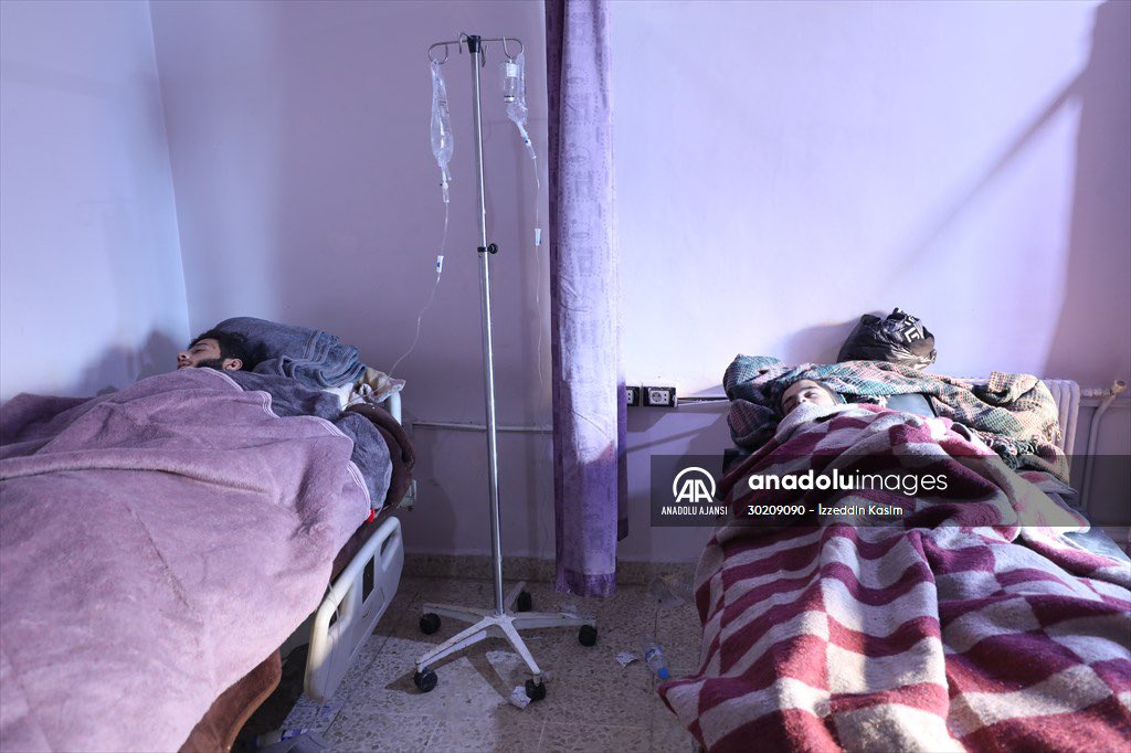 azaldenalkasem1's tweet photo. Pictures of earthquake survivors receiving treatment at Bab Al-Hawa Hospital on the Syrian-Turkish border, which is crowded with injured people

 📸 Ezzedine Al-Qasim 

 #Syria #Idlib #Bab_al-Hawa #earthquake_turkey https://t.co/fpqlaZrQiB