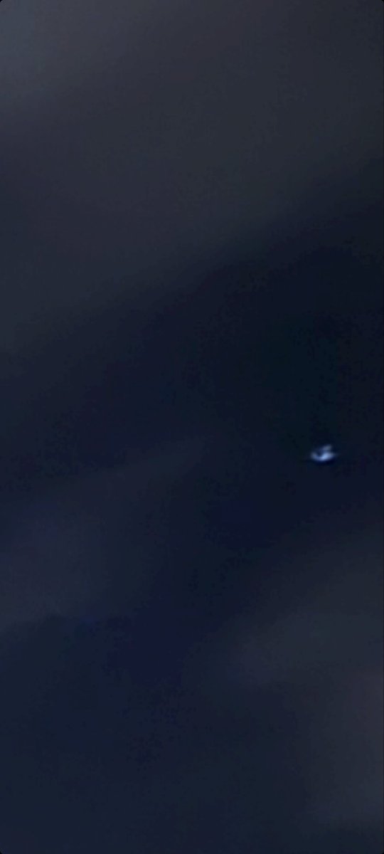 indigo__dreams_'s tweet image. If you ever get the urge to take pictures of the sky, day or night, listen to your gut and do it. You'd be surprised what shows up. #officialfirstcontact