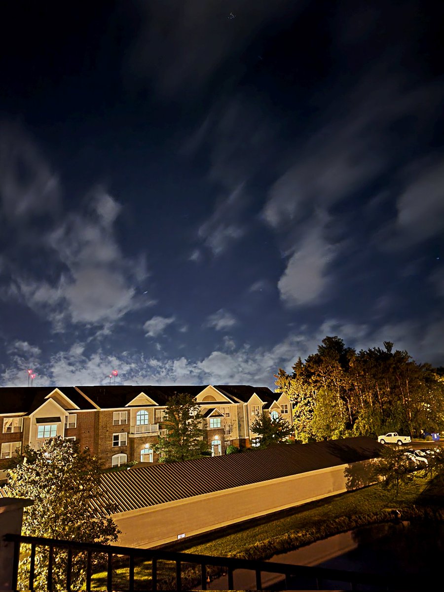 indigo__dreams_'s tweet image. If you ever get the urge to take pictures of the sky, day or night, listen to your gut and do it. You'd be surprised what shows up. #officialfirstcontact