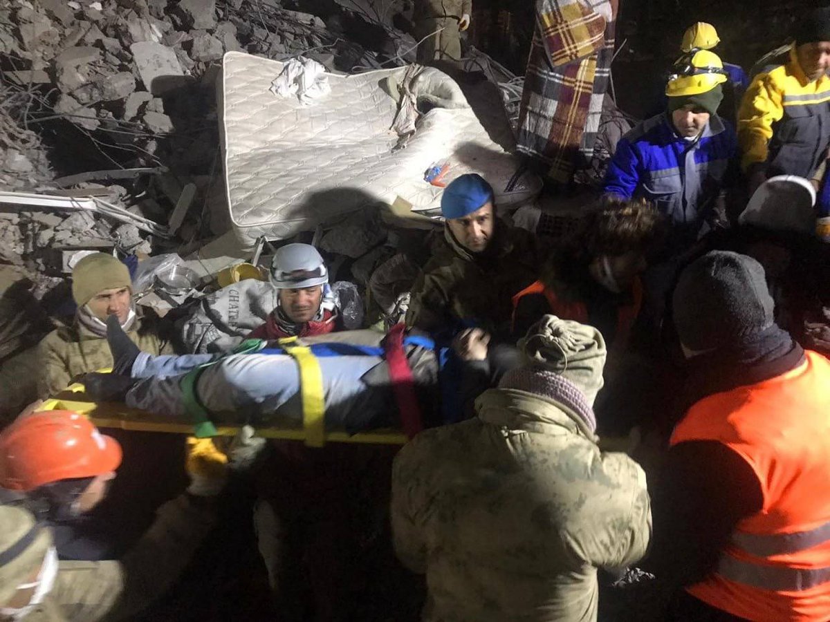 muhendisyenn's tweet photo. Malatya’da 45 saat sonra enkazdan 1 kişi daha sağ olarak kurtuldu

#Deprem https://t.co/EwPom2EHwi