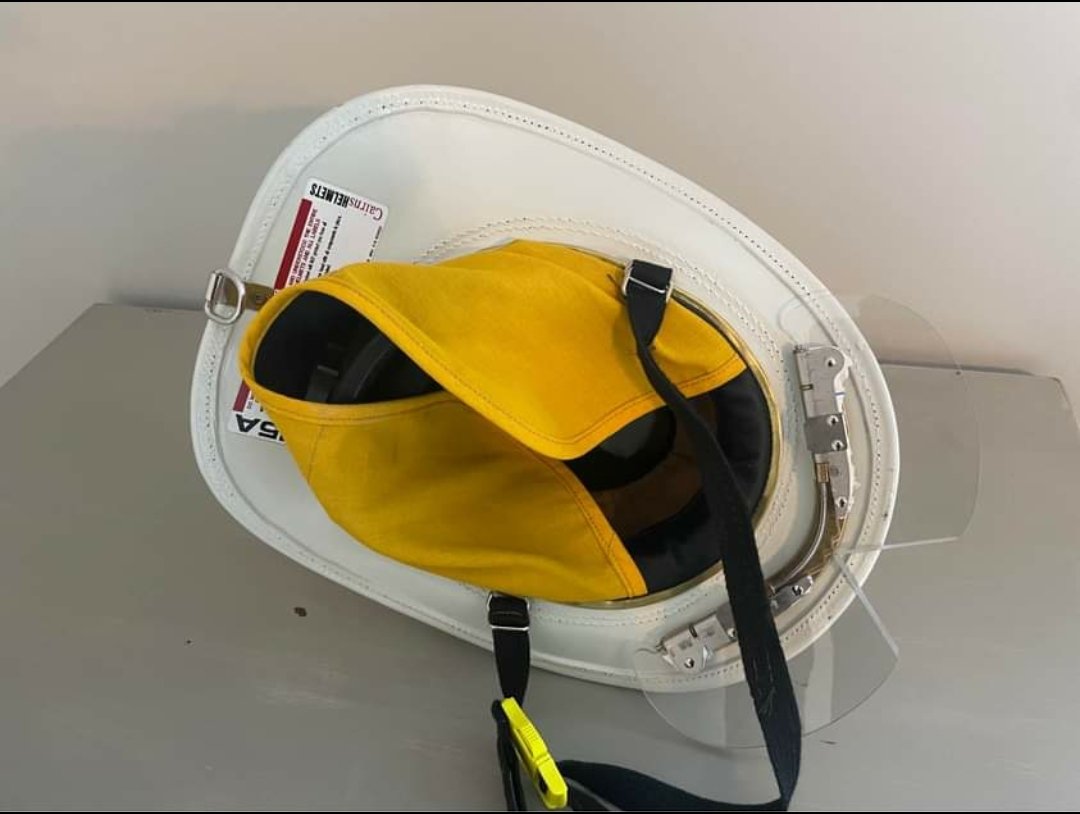 RobertKimb's tweet photo. 2003 cairns N5a leather helmet. Medium.  Never worn in service, new , no cracks ,no wear.  Suspension system was removed by previous owner.  Make offer.

#firefighters #firefighter #n5a #firehelmets #firehelmet #leatherhelmet #phenixTL2

Info: https://t.co/d4R3Ltr9yo https://t.co/RtGYQLPdN9