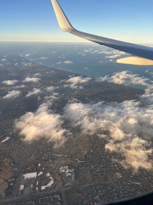 i had the whole row to myself so had to take advantage and get a window pic :) https://t.co/YNBuTH4r
