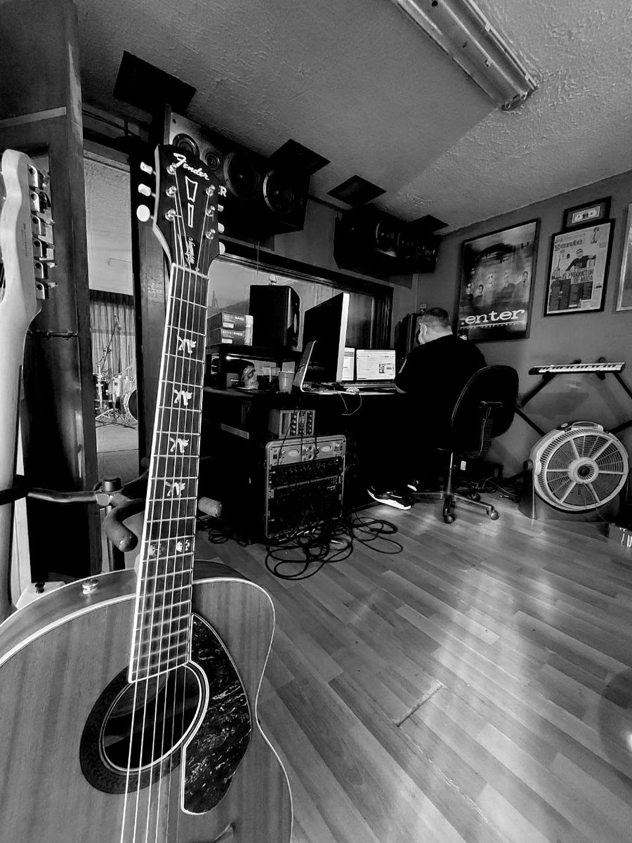 ContrasMusica's tweet photo. Una tarde en #RemiStudio con Yuri y Aldo. #Claroscuro @guanamor https://t.co/sLpm5DTgIV