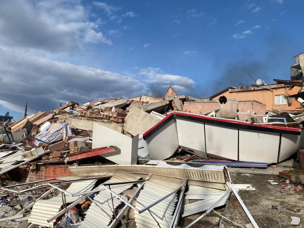 tearofelephy's tweet photo. hala enkazdalar 12 saattir VİNÇ ARIYORUZ! Akevler mah. Rüstempaşa cad. Işık evler sitesi B Blok @OguzhanUgur @haluklevent @ahbaphatay @ahbap @ProfDemirtas @ekrem_imamoglu @vekilince @BabalaTv https://t.co/Ll0osKRDEk