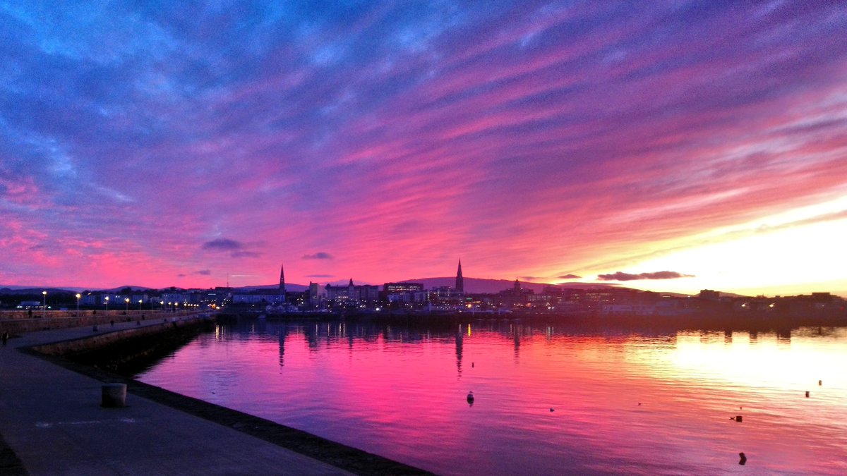 5:20pm 7.2.2023 - Amazing sunset colours over Dún Laoghaire this evening.
@DunLaoghaireTn @dlrTourism @LoveSouthDublin
 #DunLaoghaire #DunLaoghaireHarbour #EastPier