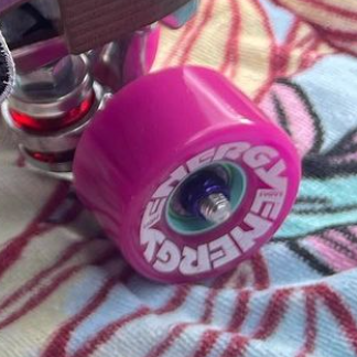 DefiantUpgrades's tweet photo. Friend @smileydimples1 recently posted some photos of her newest setup...

Skateshop: @dottiesrollerskateshop
Skates: @chuffedskates WANDERER in JACARANDA PURPLE
Wheels: @radarwheels purple energy
Bearings: @beaglebearings with purple shields
Axle Nuts: @defiantupgrades custom pu https://t.co/L33HmBzHlL