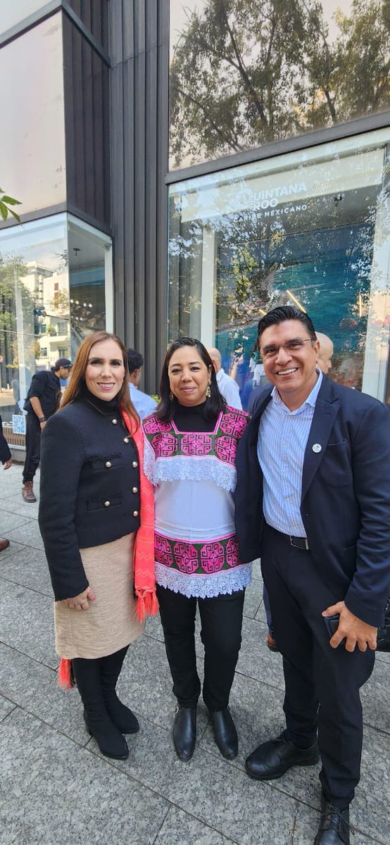 soyateneadeisla's tweet photo. Acompañe a la Gob @MaraLezama y al Secretario de Turismo @TorrucoTurismo al corte de listón inaugural de 𝗣𝘂𝗻𝘁𝗼 𝗠𝗲́𝘅𝗶𝗰𝗼 en @SECTUR_mx  donde todo el mes de febrero se expondrán las 𝗮𝗿𝘁𝗲𝘀𝗮𝗻𝗶́𝗮𝘀 producto del talento de las manos quintanarroenses.
#PuntoMéxico https://t.co/Tw5sHIG2iC