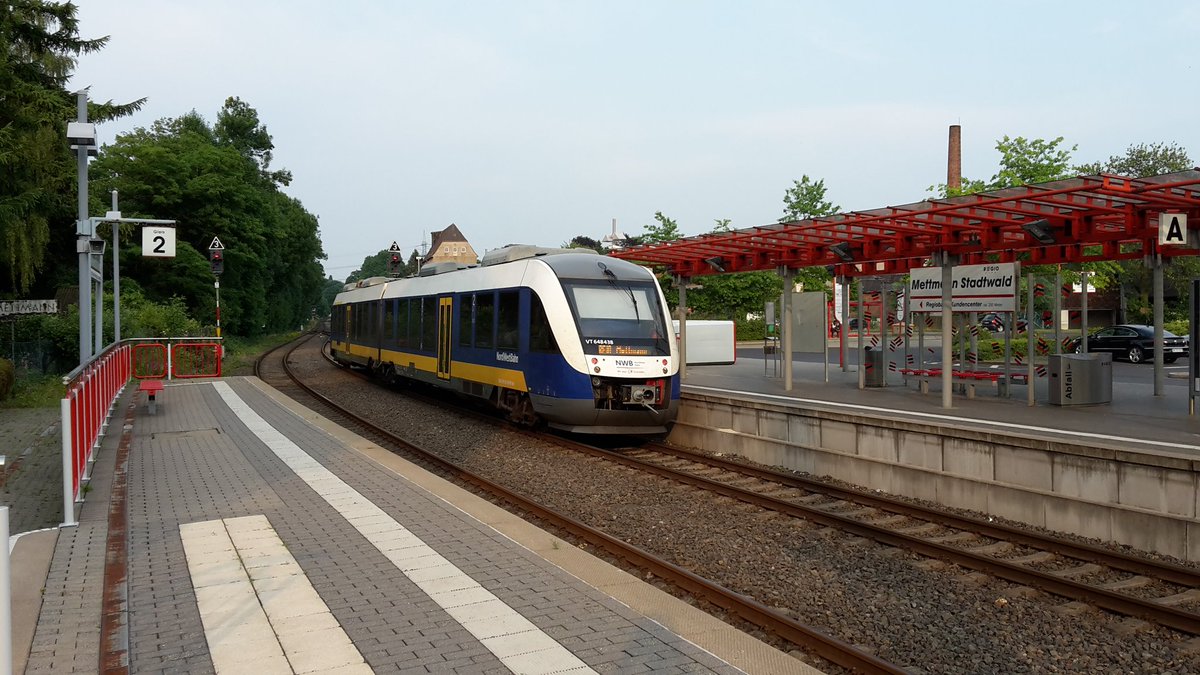 VT648 438 der <a href="/NordWestBahn/">NordWestBahn</a>
(20.06.17) 
Lustig, dass die Zielanzeige immer auf "RE10 Mettmann" gestellt wurde, wenn es Richtung Werkstatt der <a href="/Regiobahn_RFG/">Regiobahn Fahrbetriebsgesellschaft mbH</a> ging.
Eine Mitfahrt von Düsseldorf nach Mettmann ist mir aber leider nie möglich gewesen. 🥹
#TeamLINT