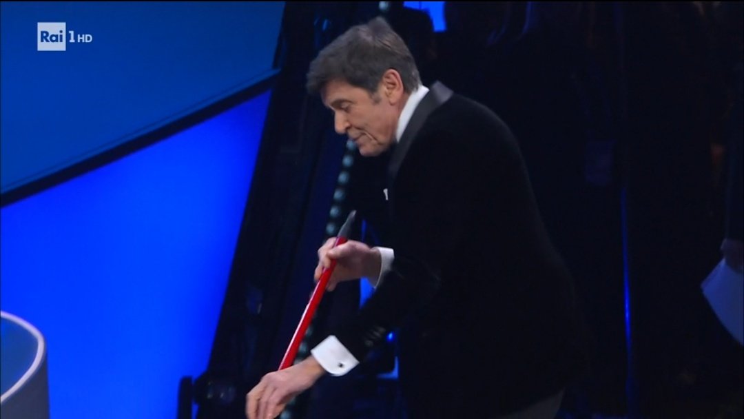 ni_gritha's tweet photo. In un mondo di Blanco che scassa tutte cose, siate Gianni Morandi che passa la scopa sul palco e aiuta le signore che raccolgono il puttanaio che c'è a terra.

#Sanremo2023 https://t.co/QR9DjgCdcR