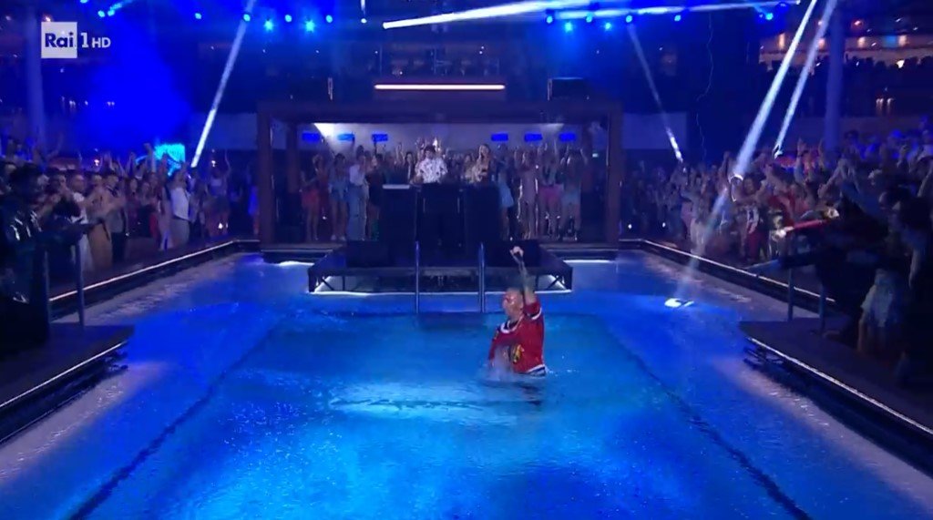 thestudycam's tweet photo. Bilancio dei danni della prima puntata: 10 mila euro.
Possiamo andare avanti.
#Sanremo #Sanremo2023 #sanremo23 #Blanco #Salmo https://t.co/2DpoUzRr9j