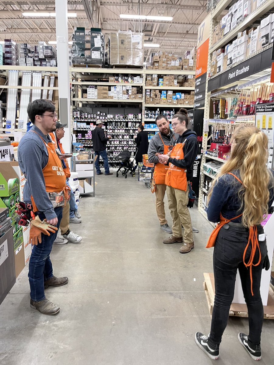 risakea's tweet image. It’s Specialty Tuesday in Paint!!!! Excitement around all the learning from an Awesome store Manager, Mike!🤙🏾