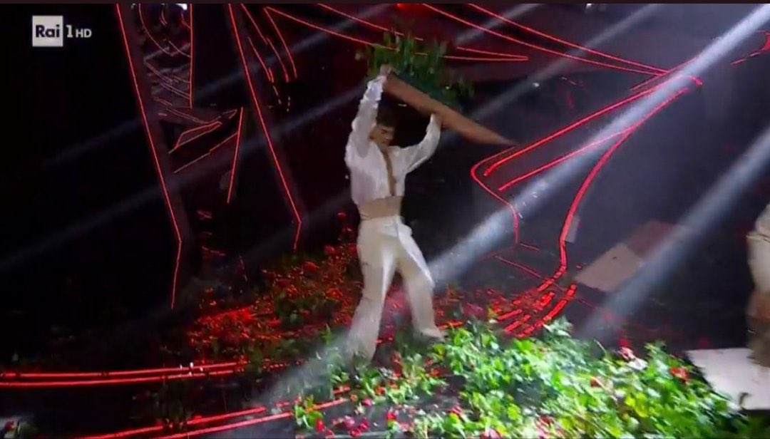 Trovo che la performance di #Blanco non sia affatto rispettosa nei confronti del Festival come istituzione e del pubblico che preferisce una buona canzone ad uno sterile esercizio di devastazione che sembrava guidato da rabbia ingiustificata e comunque fuori luogo. #Sanremo2023