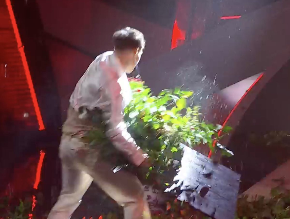 fineelinexwalls's tweet photo. mahmood me lo immagino così dietro le quinte dell’ariston dopo l’esibizione di blanco #sanremo2023 https://t.co/9d7sTEagbj
