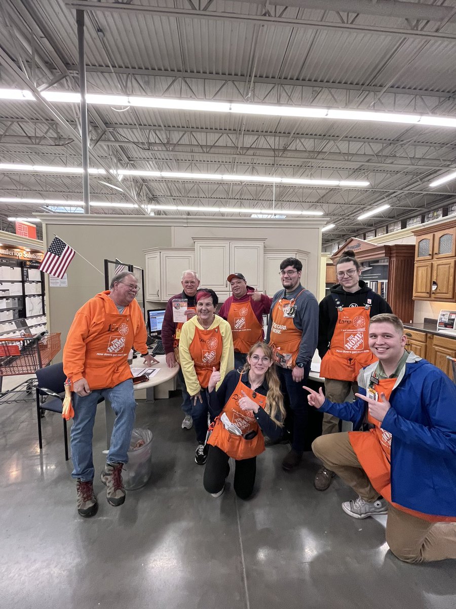 risakea's tweet image. Cos Phil receiving a Homer for Entrepreneur Spirit , always looking for ways to help the Store save money 🎉🎊🤙🏾