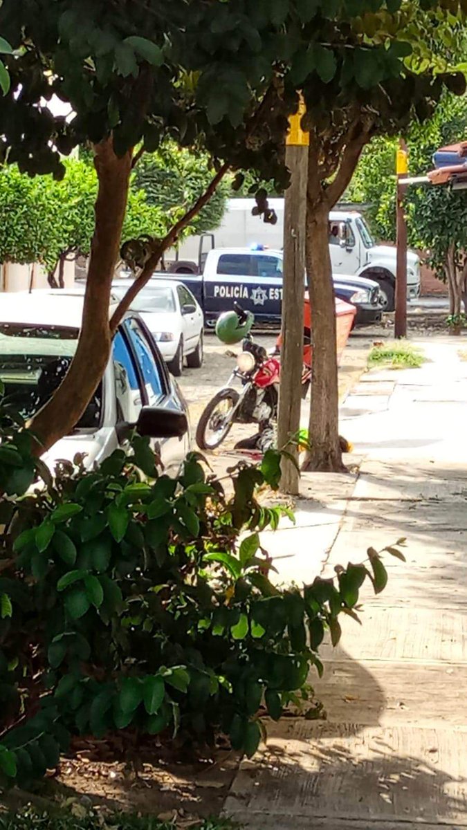UnidaddeInteli5's tweet photo. al momento se confirmó que se trataba del hijo del propietario del citado restaurante

Desde el dia en que fueron agredidos con granadas el propietario había declarado que no pagarían la cuota reclamada, con esta muerte se trata de el tercer empleado acribillado por esos hechos https://t.co/VXBKb4KUFz