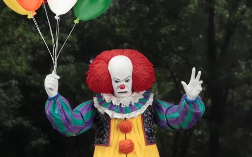 ShelliesSister's tweet photo. Who wore it better??

#GOPClownShow 
#Balloonatics https://t.co/V7QVhUJ8qK