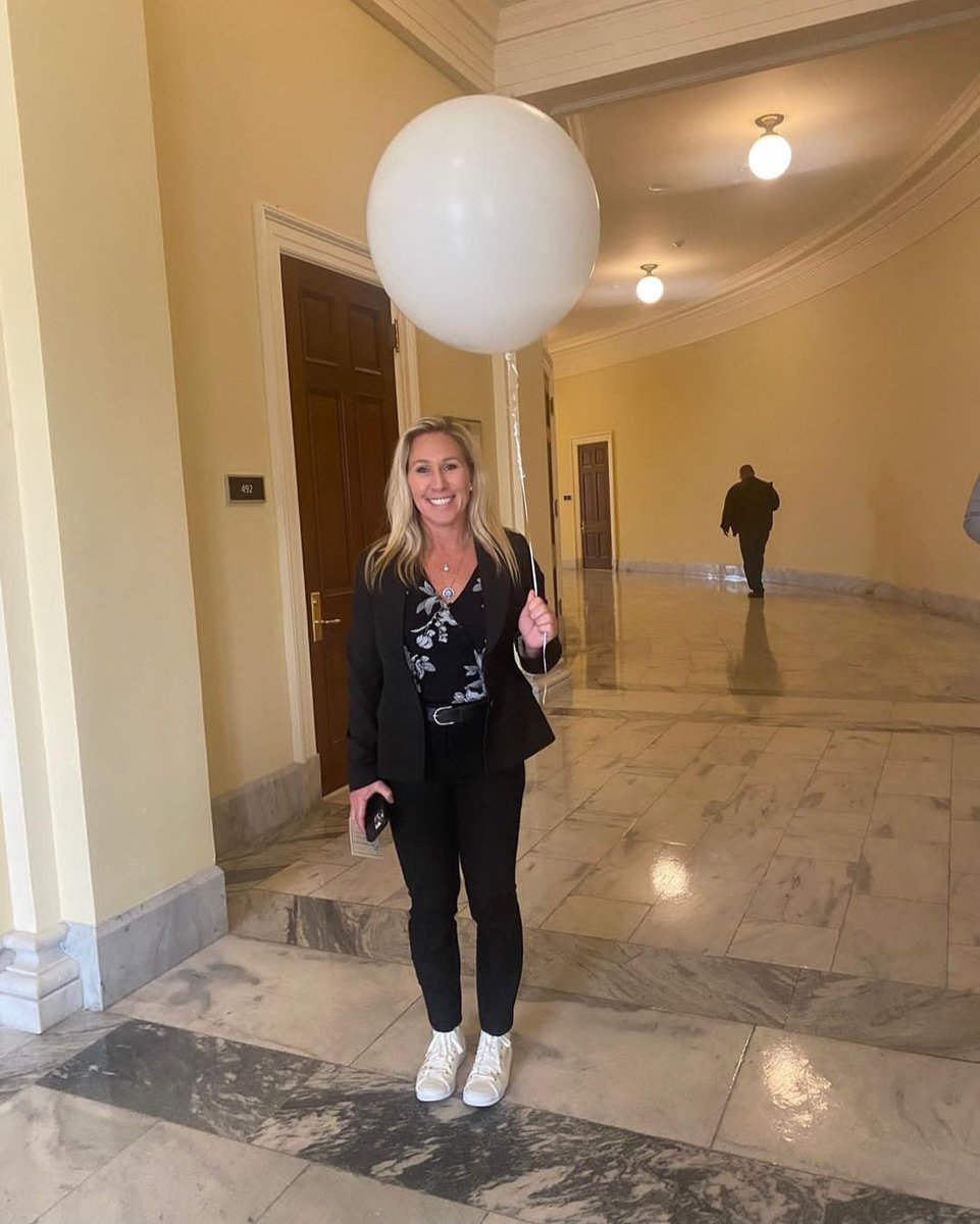 ShelliesSister's tweet photo. Who wore it better??

#GOPClownShow 
#Balloonatics https://t.co/V7QVhUJ8qK