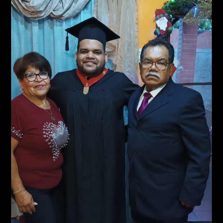 DavidEMendezG's tweet photo. En diciembre tuve la oportunidad de graduarme en la carrera que escogí desde que estaba en 6 grado de básica, me titulé de Lic. en Ciencia Política, nada más y nada menos que de una universidad centenaria y reconocida en el país @LUZadn...! https://t.co/sjQ99F94to