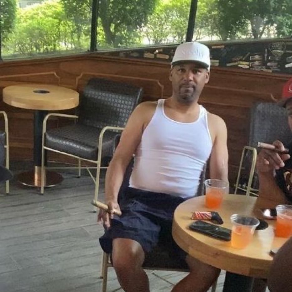 bettersoma's tweet photo. If you are concerned about clean and safe don’t worry whoop ass is en route back to USA from Columbia, where he enjoyed chicken wings from hooters. https://t.co/zkSzS6siSt