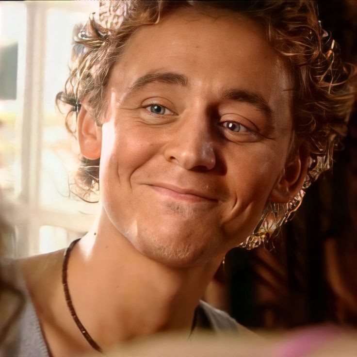 THiddlestonMx's tweet photo. Tom Hiddleston como Bill Hazeldine en Suburban Shootout (2006)
Día 6 - Personajes de televisión 
#HappyBirthdayTomHiddleston #HiddlesWeek #THMx https://t.co/JI26hRX8WN