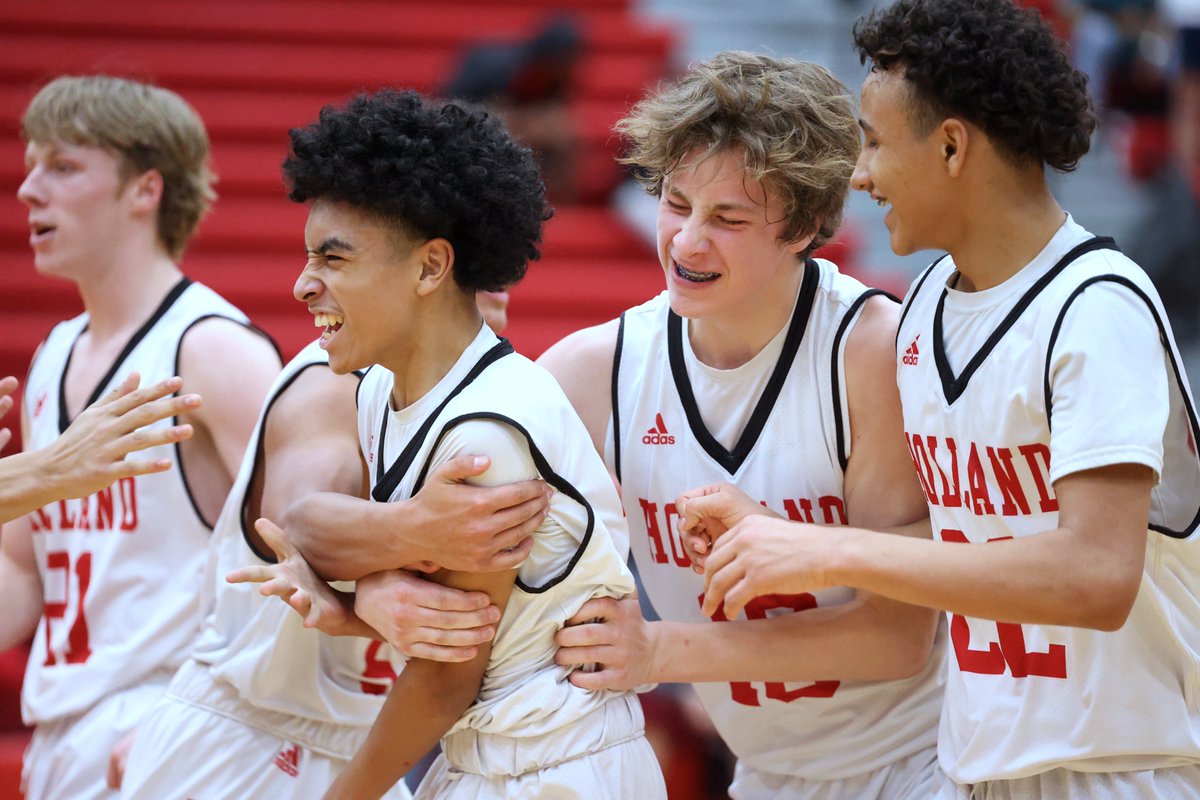 lenny_padilla's tweet photo. I don't usually post JV content, but this was fun. Holland's Tailen Luna hit a last-second shot to beat Zeeland West in overtime 53-52. https://t.co/R9NnnUF7hH