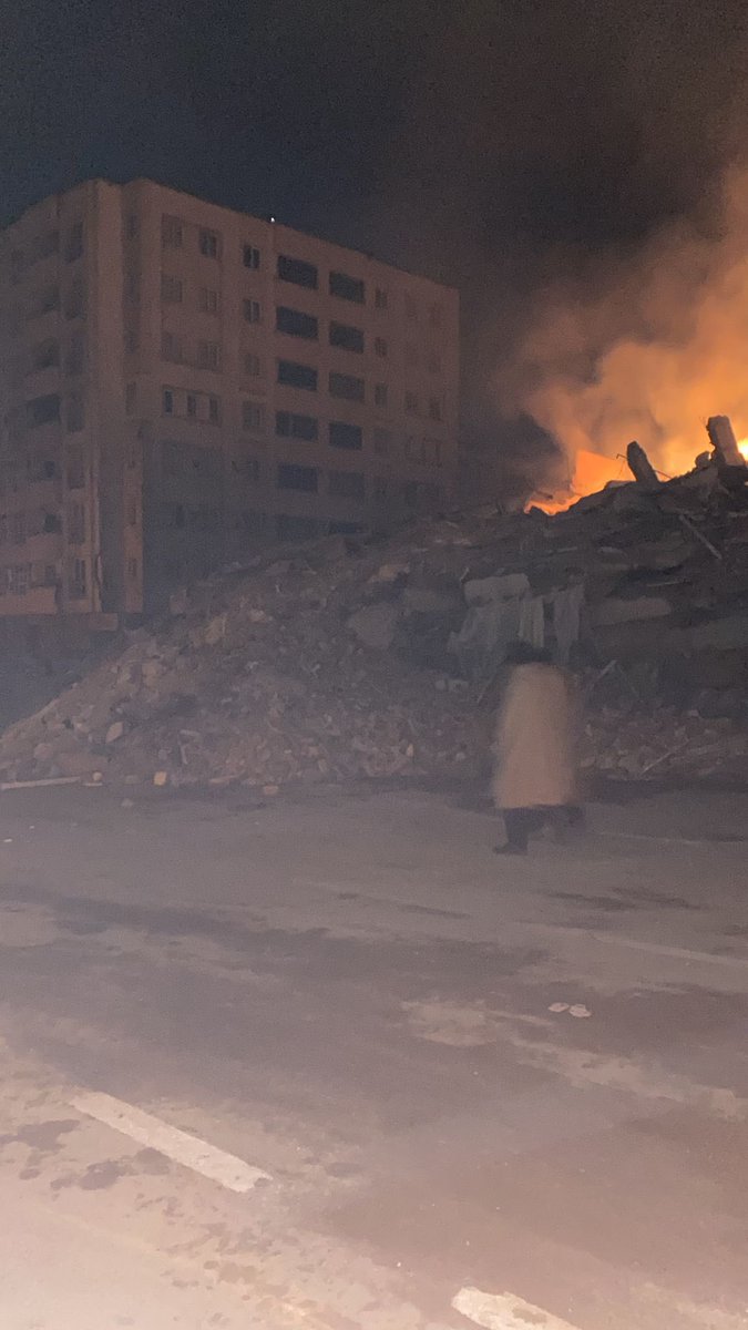 den124yhan's tweet photo. Şazibey mahallesi stad caddesi elif bike apartmanı kat:5 onikişubat/kahramanmaraş  ELİFBİKE APARTMANI YANIYOR SES GELMİYOR DİYE BİRAKTİNİZ GİTTİNİZ İNSAN BİRİLERİNİ YOLLAR VATANDASLAR ELLERİYLE AYIKLIYOR MOLOZU BİR ŞEYE ULAŞAMIYOR LÜTFEN YARDIM EDİN #Kahramanmarasdeprem #Turquia https://t.co/exe7V6uSW5