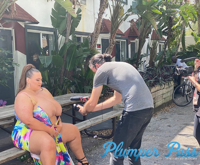 BBW Veronica Jasmine @BBWveronicaJ in the streets of Miami shooting for https://t.co/NRCuyTH6rc Bigger