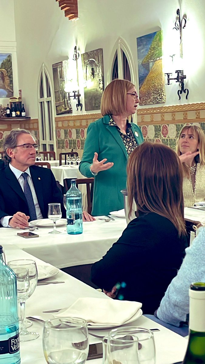 Intens sopar-col·loqui amb el conseller Giro i la nostra alcaldable per Canet, la <a href="/CoiaTenas/">Coia Tenas</a>, per parlar dels reptes de les empreses i els comerços del Maresme en un context de reactivació econòmica i sabent que el nostre món és el món. Endavant <a href="/JuntsCanetdeMar/">Junts per Catalunya Canet de Mar</a>!