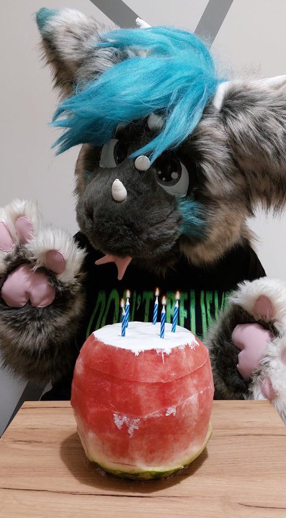 Yeah, I'm a year older now
Happy birthday to me 🎂🎁