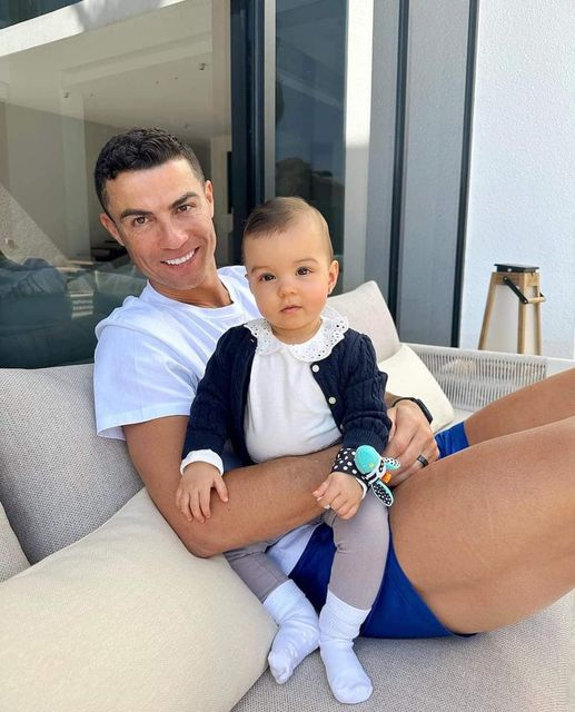 AfricaSecondes's tweet photo. #football : Cristiano Ronaldo présente sa fille Bella Esmeralda ! 😍💕
#Afrique #actualités #45second #cristianoronaldo #enfance https://t.co/QfmIw5GQa9
