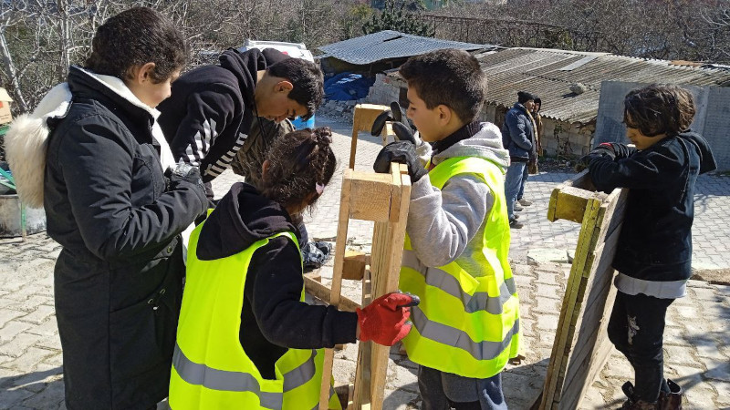 UNICEF: 10 kentte 4,5 milyon, Rojava ile Suriye'de ise 2,5 milyon çocuk depremden etkilendi.

🔹Her gün artan sayıda çocuğun hipotermi ve solunum yolu enfeksiyonlarından hasta olduğuna dair raporlar geliyor.

➡️bit.ly/3jWkFrT