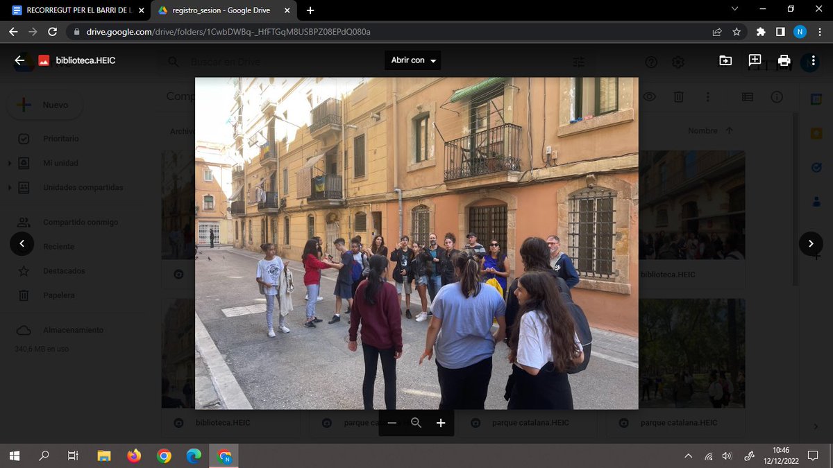 🧒 El grup ha rememorat la seva infantesa a través d'un passeig per la #Barceloneta.

🚶‍♀️ Amb aquesta activitat els infants han ensenyat el #barri i els llocs que més estimen als #artistes.