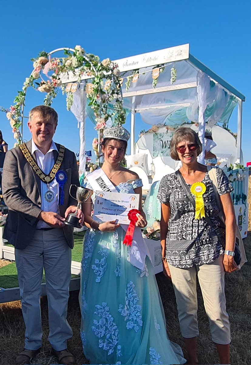 WithamCarnival's tweet photo. Clacton on Sea carnival which again was very hot but we kept cool by having several ice creams &amp; slushies before the set off. Thank you for the goodie bags at the end of the procession.

Thanks to Deputy Rosebud Freya for standing in. 

1st place Princesses
2nd place Queen https://t.co/I1rkgatU6z