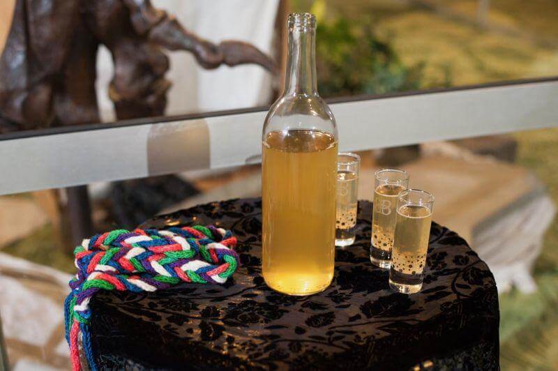 WineTastic_TH's tweet photo. Mead(มี้ด)🥂 เครื่องดื่มยอดฮิตของชาวไวกิ้ง 
เหล้ามี้ด/ไวน์น้ำผึ้ง มาจากการนำน้ำผึ้งมาหมักผสมกับน้ำและยีสต์ 
มี้ดนับเป็นเครื่องดื่มแอลกอฮอล์ที่เก่าแก่ที่สุดในโลก มีการเริ่มทำกันตั้งแต่ยุคจีนโบราณ กรีกโบราณ และที่ได้รับความนิยม/เป็นที่รู้จักที่สุด คือในยุคของชาวไวกิ้ง
#WineTasticc https://t.co/GjOff2ca75